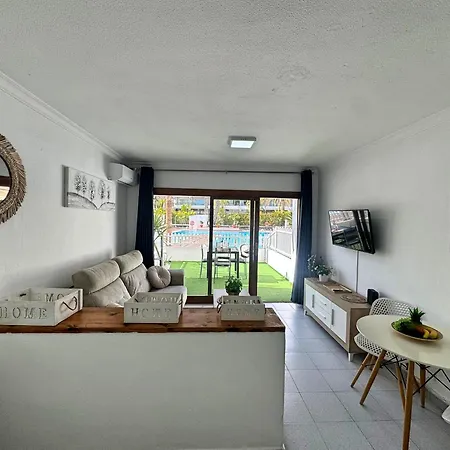 Tropical Terraza A La Piscina