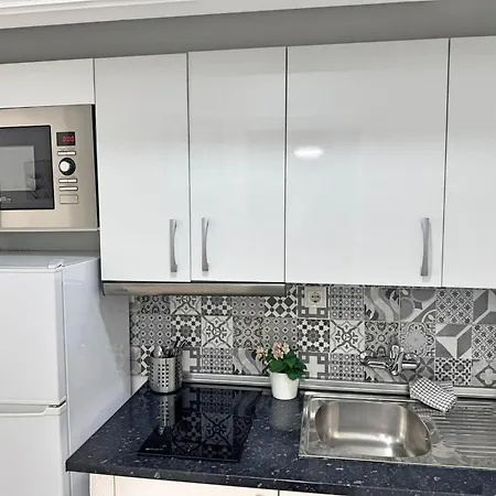 Tropical Terraza A La Piscina Apartmán *