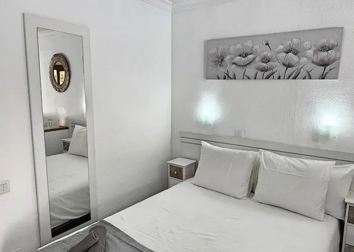 Tropical Terraza A La Piscina Apartmán